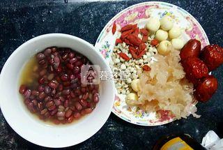 <a href=/shicai/mimian/HongDou/index.html target=_blank><u>红豆</u></a>薏仁营养汤