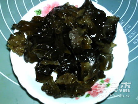 <a href=/shicai/shucai/XiangGu/index.html target=_blank><u>香菇</u></a><a href=/shicai/shucai/MuEr/index.html target=_blank><u>木耳</u></a>淡菜汤的做法