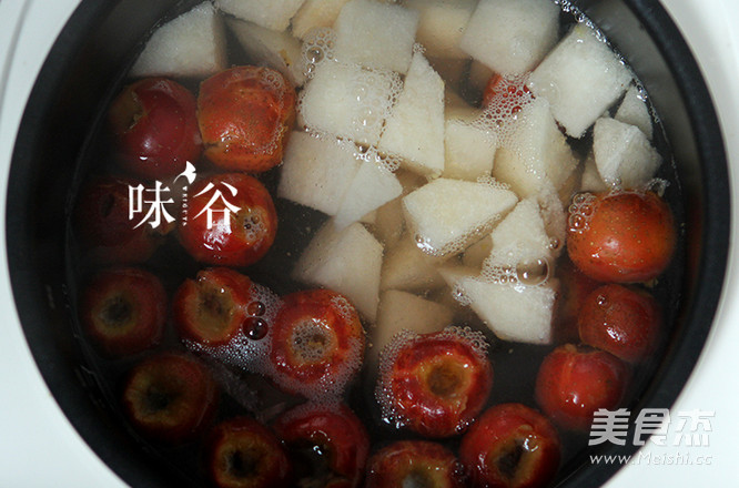 春季必备的雪<a href=/shicai/guopin/Li/index.html target=_blank><u>梨</u></a><a href=/shicai/guopin/ShanZha/index.html target=_blank><u>山楂</u></a>糖水的做法