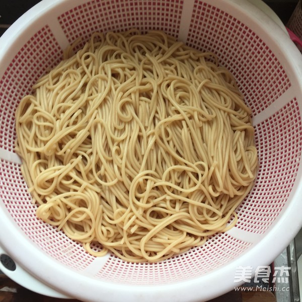 <a href=/shicai/shuichanpin/YouYu/index.html target=_blank><u>鱿鱼</u></a>炒面的做法