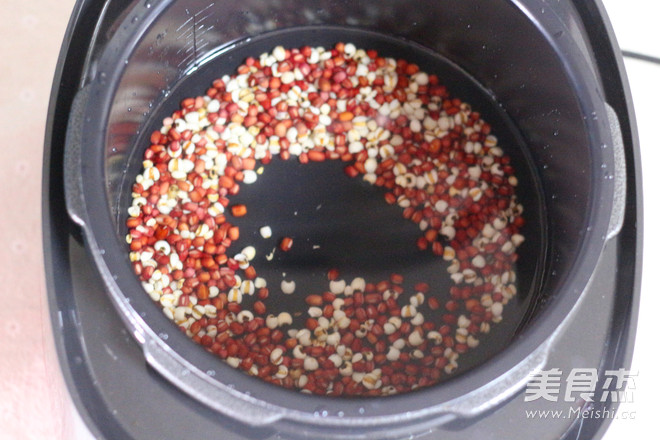 #苏泊尔#<a href=/shicai/mimian/HongDou/index.html target=_blank><u>红豆</u></a><a href=/shicai/mimian/YiMi/index.html target=_blank><u>薏米</u></a>粥的做法