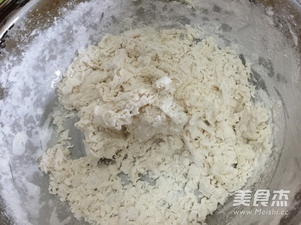 贝壳<a href=/shicai/guopin/HeiZhiMa/index.html target=_blank><u>黑<a href=/shicai/guopin/ZhiMa/index.html target=_blank><u>芝麻</u></a></u></a>花卷的做法