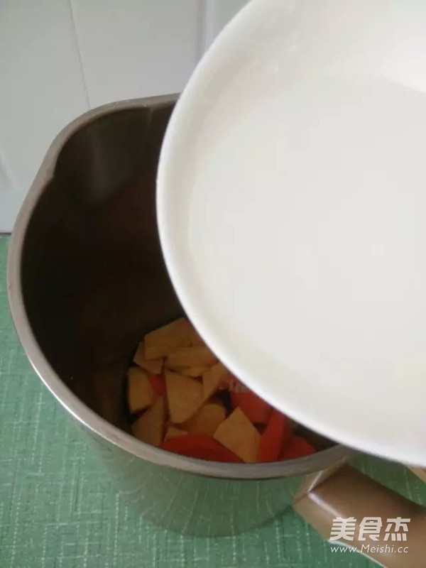 <a href=/shicai/shucai/HongShu/index.html target=_blank><u>红薯</u></a><a href=/shicai/shucai/HuLuoBo/index.html target=_blank><u>胡<a href=/shicai/shucai/LuoBo/index.html target=_blank><u>萝卜</u></a></u></a>米糊的做法