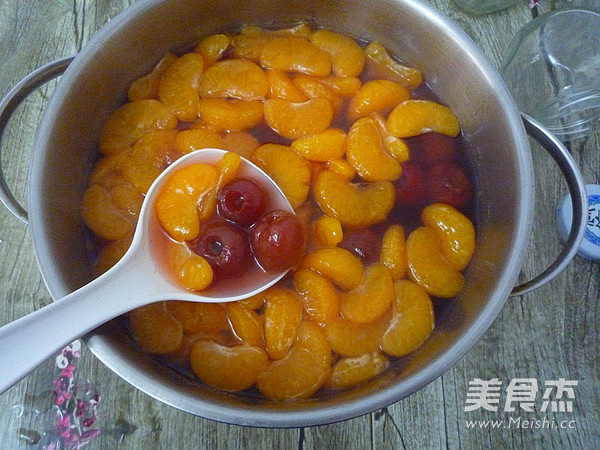 <a href=/shicai/guopin/JvZi/index.html target=_blank><u>橘子</u></a><a href=/shicai/guopin/ShanZha/index.html target=_blank><u>山楂</u></a>糖水(罐头)的做法