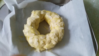 <a href=/shicai/mimian/NiuNai/index.html target=_blank><u>牛奶</u></a><a href=/shicai/guopin/XingRen/index.html target=_blank><u><a href=/shicai/guopin/Xing/index.html target=_blank><u>杏</u></a>仁</u></a>花环<a href=/shicai/mimian/MianBao/index.html target=_blank><u>面包</u></a>