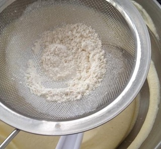 樱花<a href=zt/qifengdg target=_blank><u>戚风蛋糕</u></a>卷