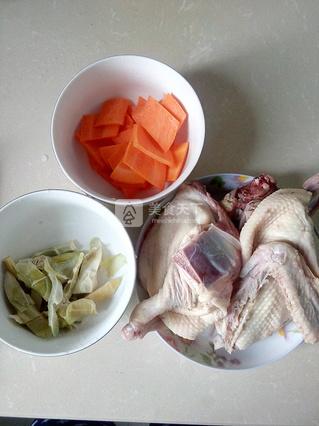 鲜笋<a href=/shicai/shucai/HuLuoBo/index.html target=_blank><u>胡<a href=/shicai/shucai/LuoBo/index.html target=_blank><u>萝卜</u></a></u></a>老鸭汤