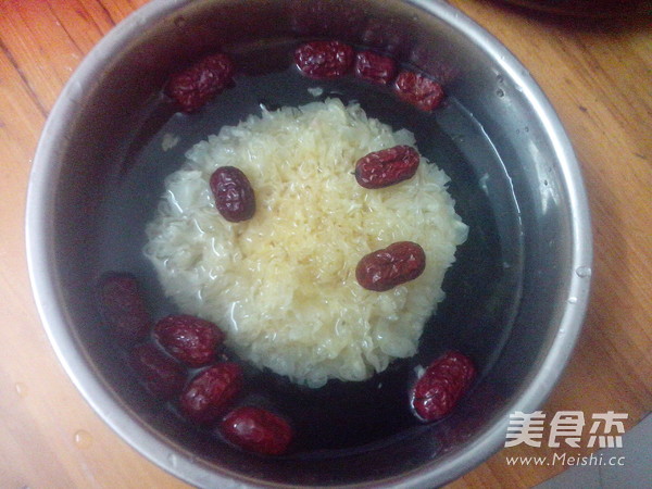 红<a href=/shicai/guopin/Zao/index.html target=_blank><u>枣</u></a><a href=/shicai/shucai/YinEr/index.html target=_blank><u>银耳</u></a>汤的做法