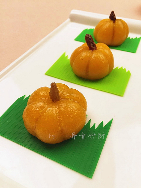 <a href=/shicai/mimian/QiaoKeLi/index.html target=_blank><u>巧克力</u></a>爆浆<a href=/shicai/shucai/NanGua/index.html target=_blank><u>南瓜</u></a>饼