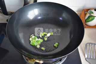 <a href=/shicai/rouqin/XiangChang/index.html target=_blank><u>香肠</u></a>炒<a href=/shicai/shucai/WoSun/index.html target=_blank><u>莴笋</u></a>