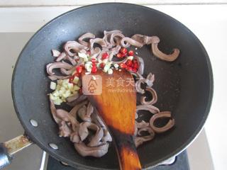 肚片<a href=/shicai/shucai/MuEr/index.html target=_blank><u>木耳</u></a><a href=/shicai/guopin/HuaSheng/index.html target=_blank><u>花生</u></a>汤