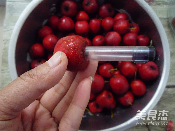 <a href=/shicai/guopin/JvZi/index.html target=_blank><u>橘子</u></a><a href=/shicai/guopin/ShanZha/index.html target=_blank><u>山楂</u></a>糖水(罐头)的做法