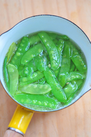 <a href=/shicai/shucai/HeLanDou/index.html target=_blank><u>荷兰豆</u></a>炒腊肠