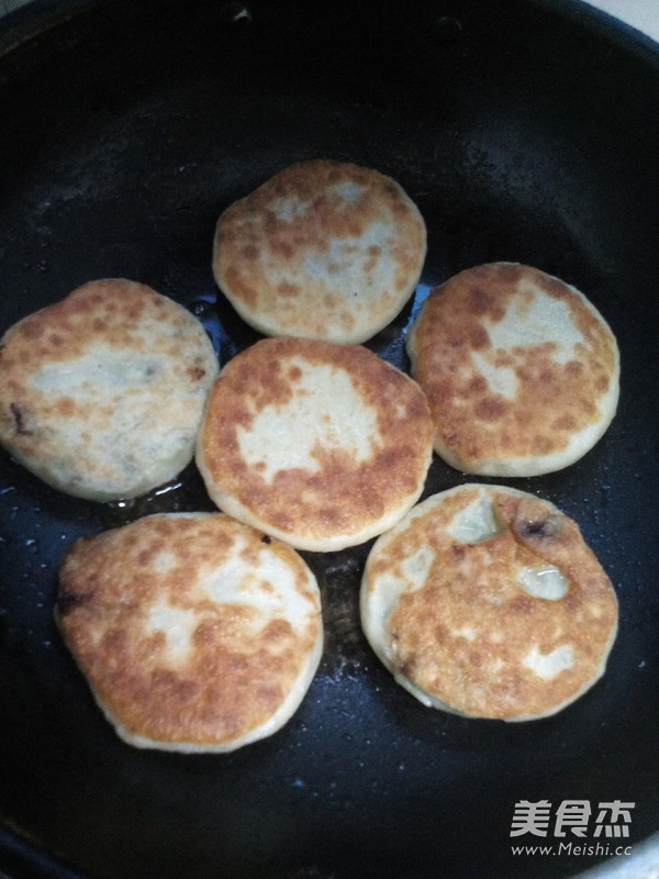 <a href=/shicai/shucai/JiuCai/index.html target=_blank><u>韭菜</u></a><a href=/shicai/shucai/MuEr/index.html target=_blank><u>木耳</u></a>虾仁馅饼的做法