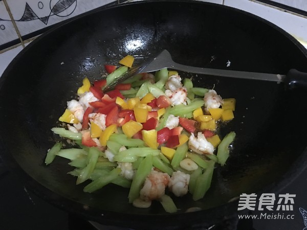 #恒大兴安#<a href=/shicai/shucai/XiQin/index.html target=_blank><u>西芹</u></a>炒虾仁的做法