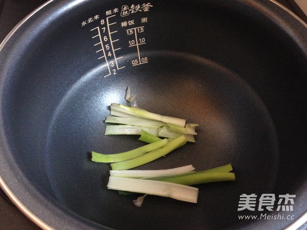 手撕<a href=/shicai/rouqin/SanHuangJi/index.html target=_blank><u>三黄鸡</u></a>(电饭锅版)的做法