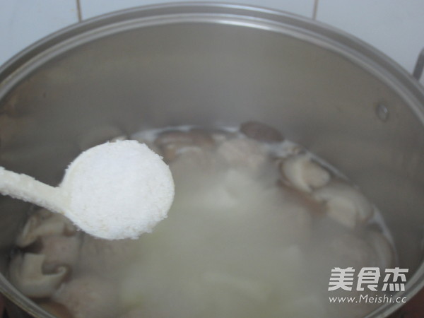 <a href=/shicai/shucai/XiangGu/index.html target=_blank><u>香菇</u></a><a href=/shicai/shucai/DongGua/index.html target=_blank><u>冬瓜</u></a>肉丸汤的做法