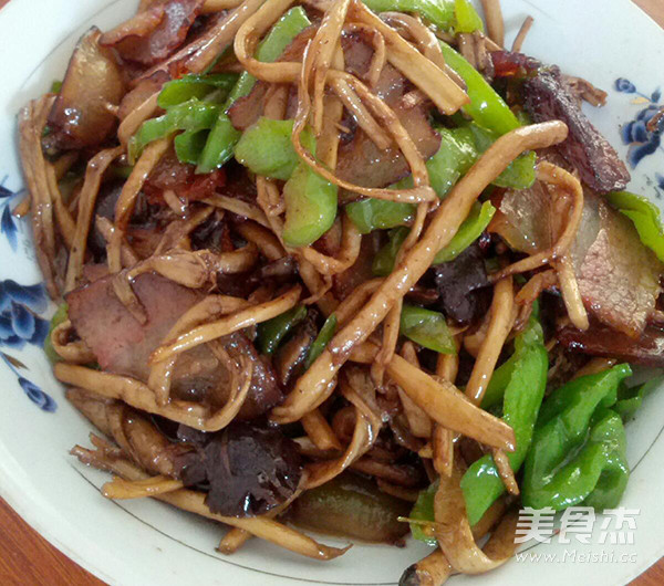 <a href=/shicai/shucai/ChaShuGu/index.html target=_blank><u>茶树菇</u></a>炒<a href=/shicai/rouqin/LaRou/index.html target=_blank><u>腊肉</u></a>的做法