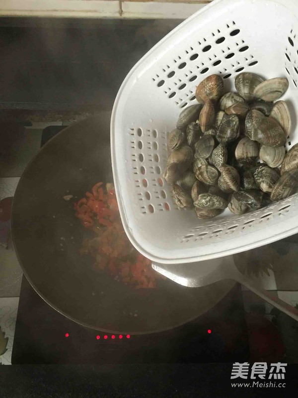 辣炒<a href=/shicai/shuichanpin/HuaGe/index.html target=_blank><u>花蛤</u></a>的做法