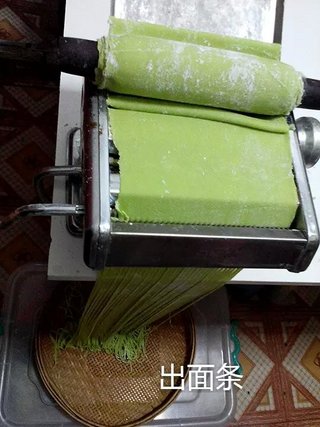 酱香<a href=/shicai/shucai/BoCai/index.html target=_blank><u>菠菜</u></a><a href=/shicai/mimian/MianTiao/index.html target=_blank><u>面条</u></a>