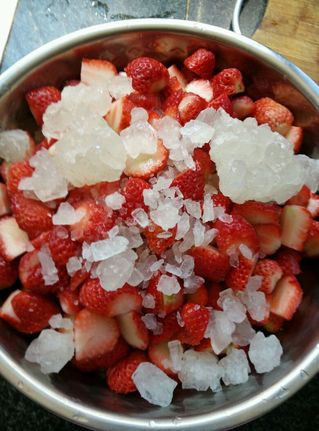 自制<a href=/shicai/guopin/CaoMei/index.html target=_blank><u>草莓</u></a>果酱