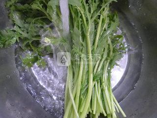 鲜虾炒<a href=/shicai/shucai/TongHao/index.html target=_blank><u>茼蒿</u></a>