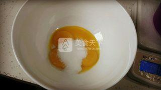 <a href=zt/qifengdg target=_blank><u>戚风蛋糕</u></a>的做法步骤：2