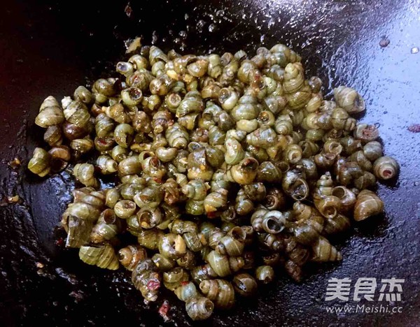 蒜蓉辣酱爆炒<a href=/shicai/shuichanpin/TianLuo/index.html target=_blank><u>田螺</u></a>的做法