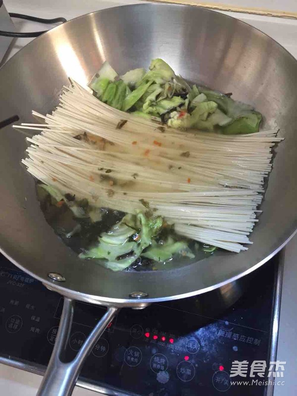 懒人<a href=/shicai/shuichanpin/ZiCai/index.html target=_blank><u>紫菜</u></a>汤<a href=/shicai/mimian/GuaMian/index.html target=_blank><u>挂面</u></a>的做法