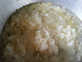 <a href=/shicai/shucai/YinEr/index.html target=_blank><u>银耳</u></a><a href=/shicai/rouqin/AnChun/index.html target=_blank><u>鹌鹑</u></a>蛋