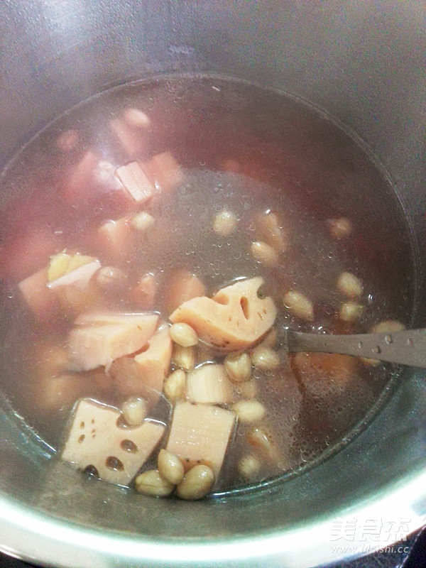 <a href=/shicai/shucai/LianOu/index.html target=_blank><u>莲<a href=/shicai/shucai/Ou/index.html target=_blank><u>藕</u></a></u></a><a href=/shicai/guopin/HuaSheng/index.html target=_blank><u>花生</u></a>素汤的做法