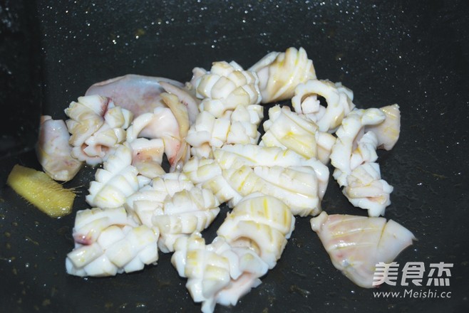 爆炒<a href=/shicai/shucai/QingJiao/index.html target=_blank><u>青椒</u></a><a href=/shicai/shuichanpin/YouYu/index.html target=_blank><u>鱿鱼</u></a>卷的做法