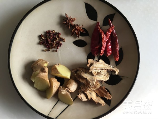 <a href=/shicai/yaoshi/DangGui/index.html target=_blank><u>当归</u></a><a href=/shicai/rouqin/YangRou/index.html target=_blank><u>羊肉</u></a>汤的做法