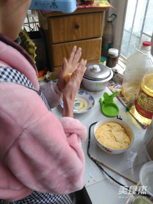 简单<a href=/shicai/shucai/NanGua/index.html target=_blank><u>南瓜</u></a>饼的做法