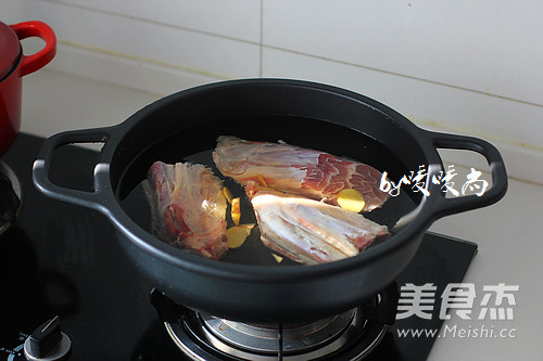 酱<a href=/shicai/rouqin/NiuRou/index.html target=_blank><u>牛肉</u></a>的做法