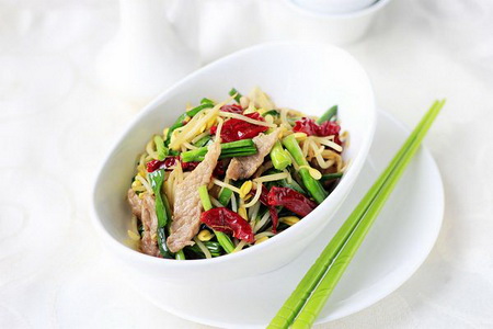 <a href=/shicai/shucai/HuangDouYa/index.html target=_blank><u><a href=/shicai/mimian/HuangDou/index.html target=_blank><u>黄豆</u></a>芽</u></a><a href=/shicai/shucai/JiuCai/index.html target=_blank><u>韭菜</u></a>辣皮子炒肉的做法