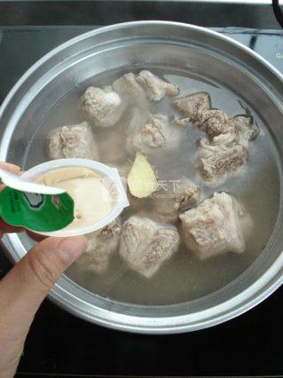 浓香骨汤<a href=/shicai/mimian/DouFu/index.html target=_blank><u>豆腐</u></a>火锅