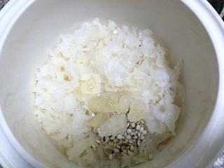 <a href=/shicai/guopin/GouQi/index.html target=_blank><u>枸杞</u></a><a href=/shicai/shucai/YinEr/index.html target=_blank><u>银耳</u></a>汤