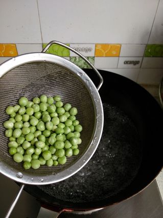 蒜香<a href=/shicai/mimian/QingDou/index.html target=_blank><u>青豆</u></a>拌金针菇