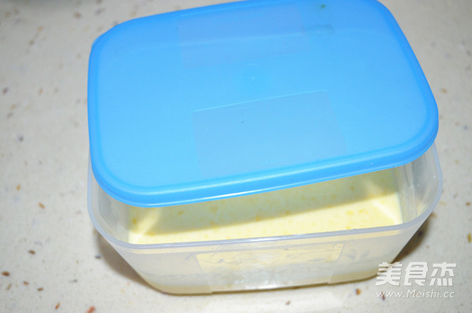 港式<a href=/shicai/guopin/CaoMei/index.html target=_blank><u>草莓</u></a>班乾的做法