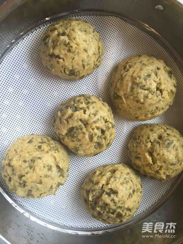 <a href=/shicai/shucai/QinCai/index.html target=_blank><u>芹菜</u></a>叶杂粮窝头的做法