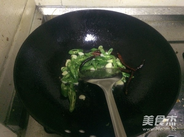 <a href=/shicai/shucai/JiuCai/index.html target=_blank><u>韭菜</u></a>炒<a href=/shicai/rouqin/YaXie/index.html target=_blank><u>鸭<a href=/shicai/rouqin/Xue/index.html target=_blank><u>血</u></a></u></a>的做法