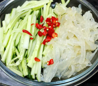 <a href=/shicai/shuichanpin/HaiZhe/index.html target=_blank><u>海蜇</u></a>丝拌<a href=/shicai/shucai/HuangGua/index.html target=_blank><u>黄瓜</u></a>