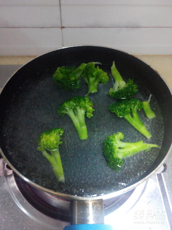 #圣诞节# 煎<a href=/shicai/shuichanpin/SanWenYu/index.html target=_blank><u>三文鱼</u></a>的做法