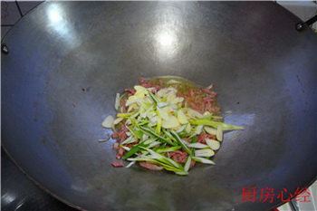 炒龙须<a href=/shicai/mimian/GuaMian/index.html target=_blank><u>挂面</u></a>步骤9