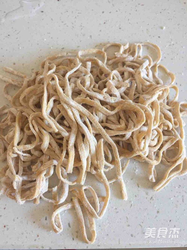 <a href=/shicai/rouqin/JiDan/index.html target=_blank><u>鸡蛋</u></a>炒面的做法