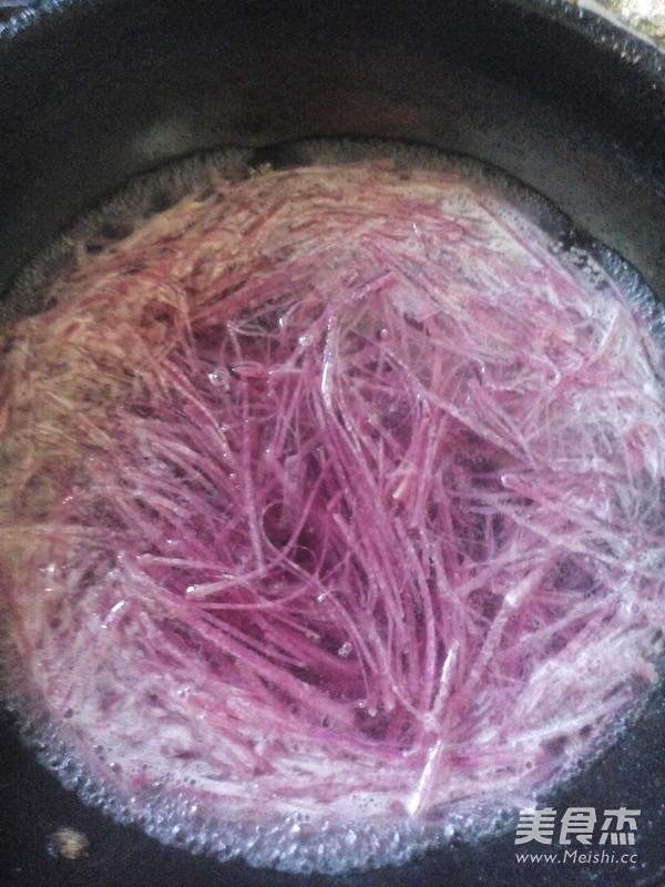 开胃“红酒”<a href=/shicai/shucai/LuoBo/index.html target=_blank><u>萝卜</u></a>汤的做法