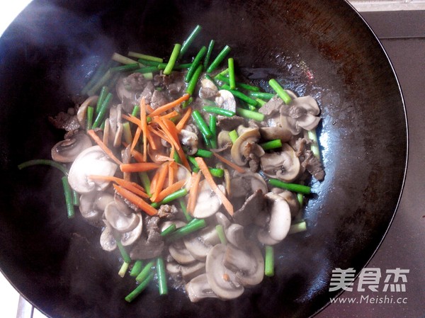 蒜苔炒<a href=/shicai/shucai/KouMo/index.html target=_blank><u>口蘑</u></a>的做法