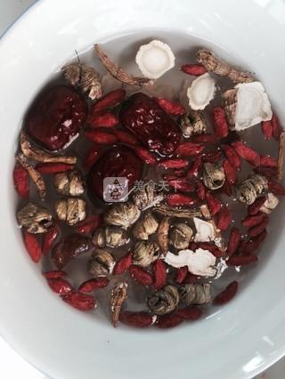 石斛<a href=/shicai/rouqin/JiGu/index.html target=_blank><u>脊骨</u></a>汤