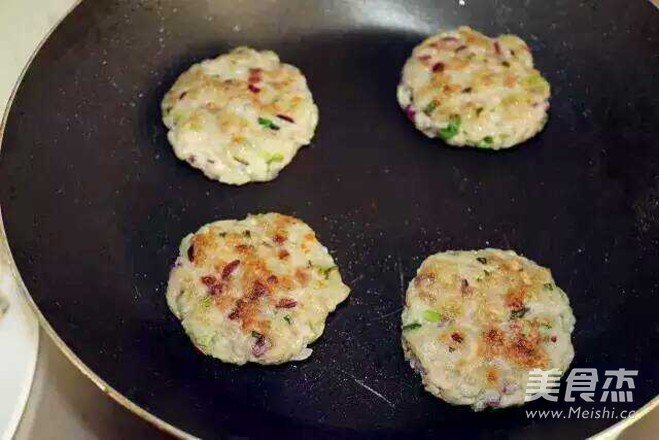 春季提高抵抗力,一定给孩子多吃<a href=/shicai/shucai/LianOu/index.html target=_blank><u>莲<a href=/shicai/shucai/Ou/index.html target=_blank><u>藕</u></a></u></a>!味道超赞的<a href=/shicai/shucai/Ou/index.html target=_blank><u>藕</u></a>香肉饼!的做法